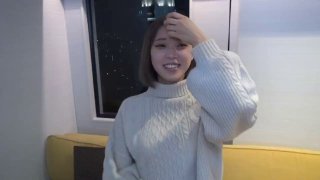 少女乘客用裸露的阴户挑逗Uber司机